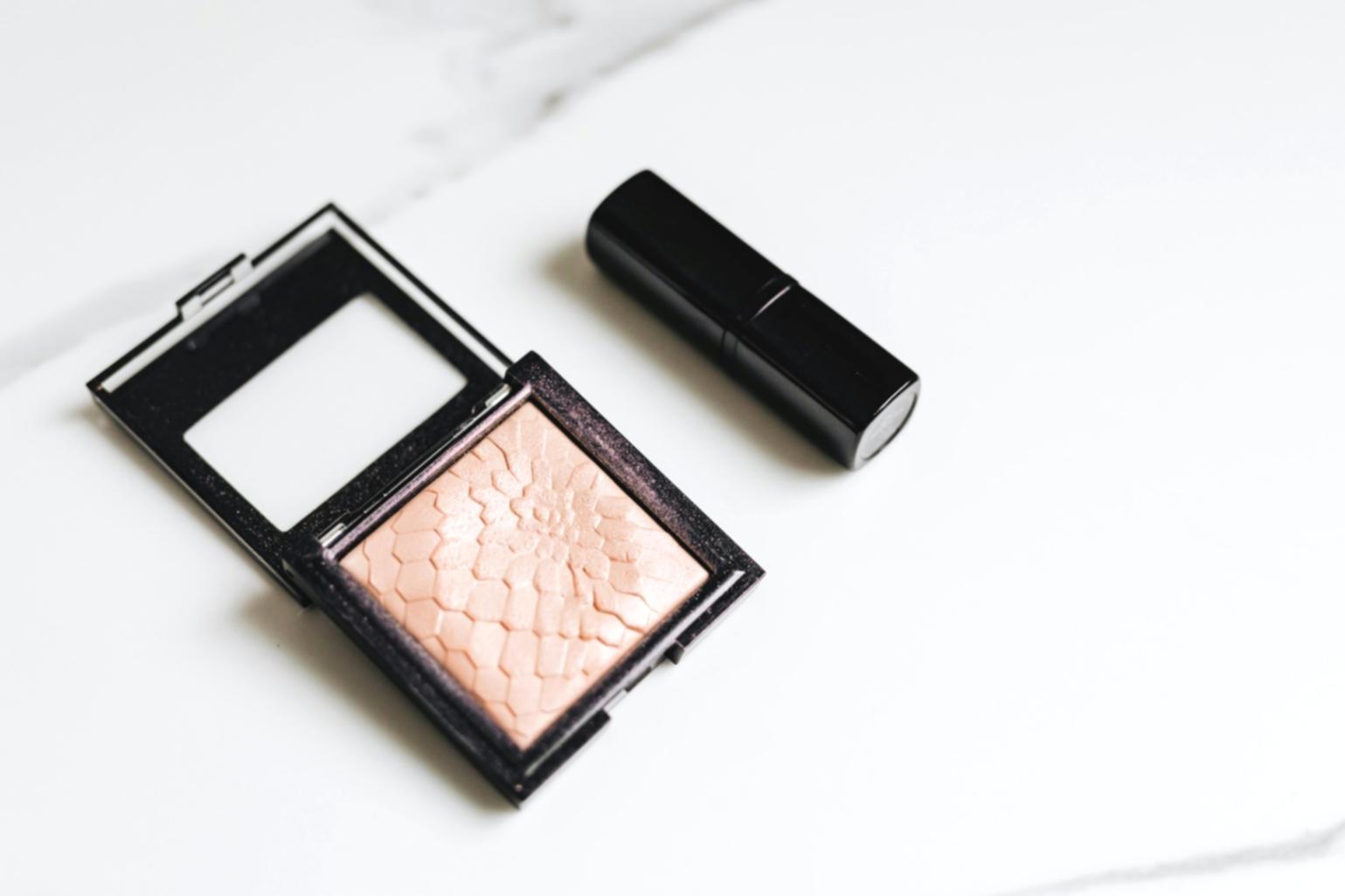 Tecnica professionale di modellazione sopracciglia con strumenti specializzati