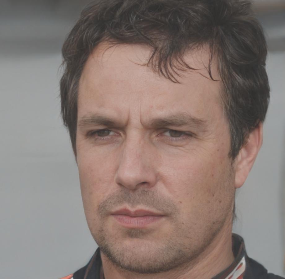 Marco Valentini, specialista tecnico esperto in tecniche innovative per sopracciglia