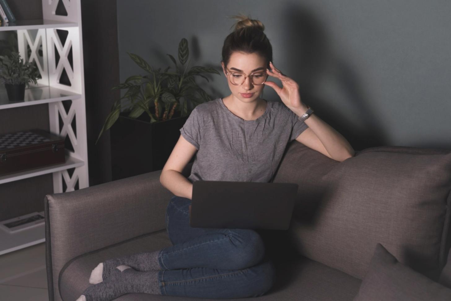 Studenti durante la fase teorica di apprendimento delle tecniche per sopracciglia