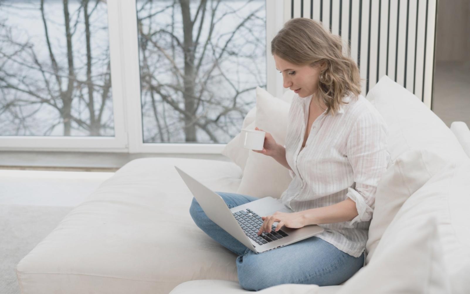 Sessione pratica di microblading con strumenti professionali