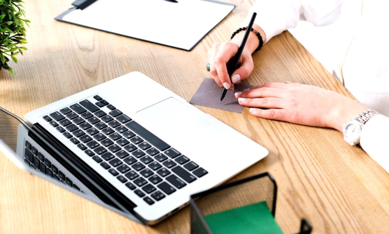 Sessione di formazione pratica con strumenti professionali